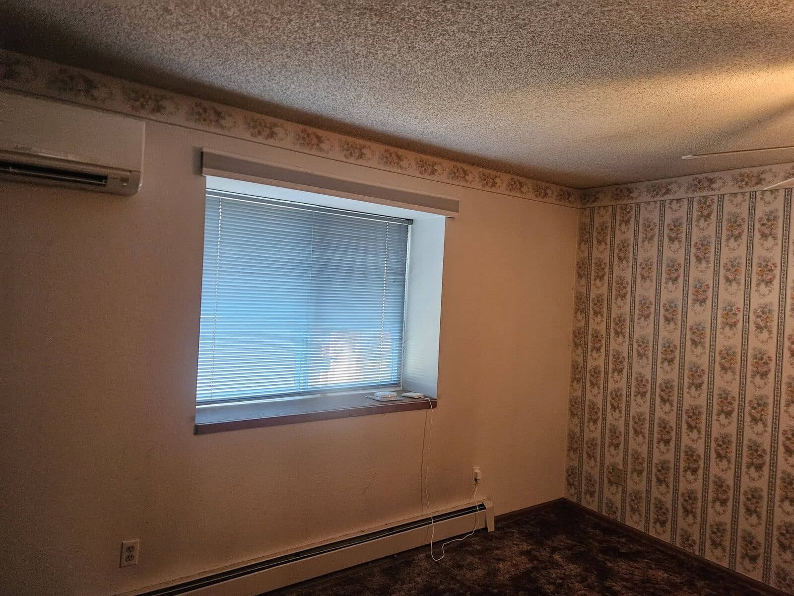 Interior room with peach walls and wallpaper